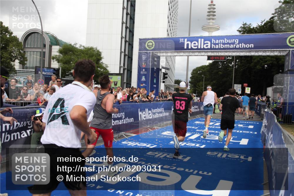 29.06.2025 - hella hamburg halbmarathon Michael Strokosch http://msf.ph/oto/8203031 29.06.2025 10:44:07 Ziel 1391, 1558, 2816, 3021, 4981, 6705, 8900, 9081, 10596, 11346, 13123, 15383, 16506, 16697, 17516, 17977, 18004 meine-sportfotos.de