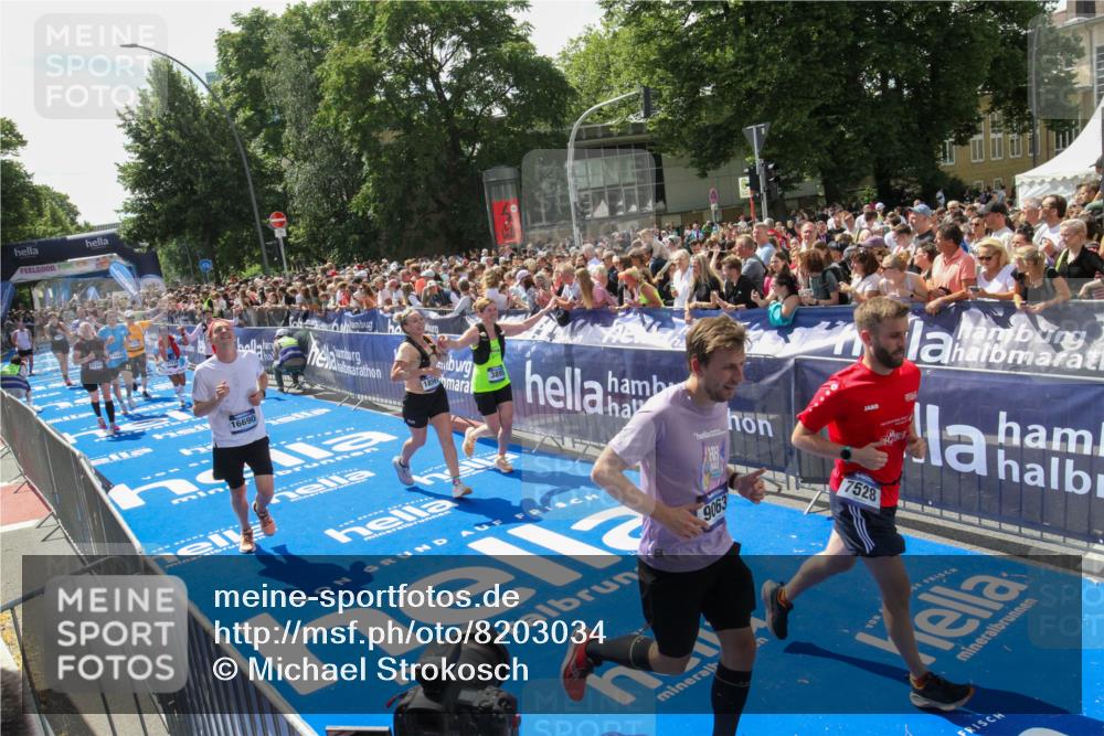 29.06.2025 - hella hamburg halbmarathon Michael Strokosch http://msf.ph/oto/8203034 29.06.2025 11:37:14 Ziel 1199, 3895, 6697, 7528, 9063, 10476, 11246, 12945, 12946, 16690, 17535, 17873, 18428, 18561 meine-sportfotos.de