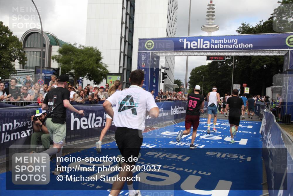 29.06.2025 - hella hamburg halbmarathon Michael Strokosch http://msf.ph/oto/8203037 29.06.2025 10:44:07 Ziel 1391, 1558, 2816, 3021, 4981, 6705, 8900, 9081, 10596, 11346, 13123, 15383, 16506, 16697, 17516, 17977, 18004 meine-sportfotos.de