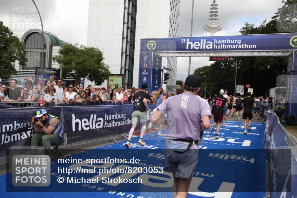 29.06.2025 - hella hamburg halbmarathon Michael Strokosch http://msf.ph/oto/8203053 29.06.2025 10:44:08 Ziel 1391, 1558, 2816, 3021, 4981, 6705, 9081, 11346, 13123, 15383, 16506, 16697, 17516, 17977, 18004 meine-sportfotos.de