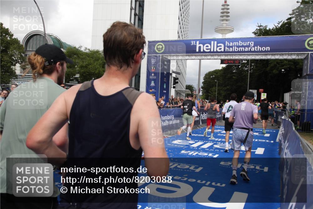 29.06.2025 - hella hamburg halbmarathon Michael Strokosch http://msf.ph/oto/8203088 29.06.2025 10:44:09 Ziel 1391, 1558, 2816, 3021, 6705, 9081, 9633, 10193, 10930, 11346, 13123, 16506, 16648, 16697, 17516, 17977, 18004 meine-sportfotos.de
