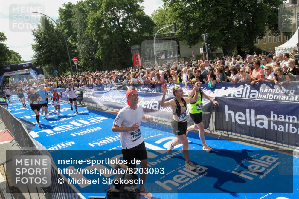 29.06.2025 - hella hamburg halbmarathon Michael Strokosch http://msf.ph/oto/8203093 29.06.2025 11:37:15 Ziel 3895, 6697, 8296, 10476, 11246, 12945, 12946, 16690, 17535, 17873, 18428, 18561 meine-sportfotos.de