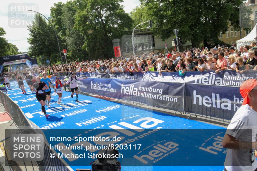 29.06.2025 - hella hamburg halbmarathon Michael Strokosch http://msf.ph/oto/8203117 29.06.2025 11:37:16 Ziel 3895, 6697, 8296, 10476, 11246, 12368, 12945, 12946, 15905, 16690, 17167, 17535, 17873, 18428, 18561 meine-sportfotos.de