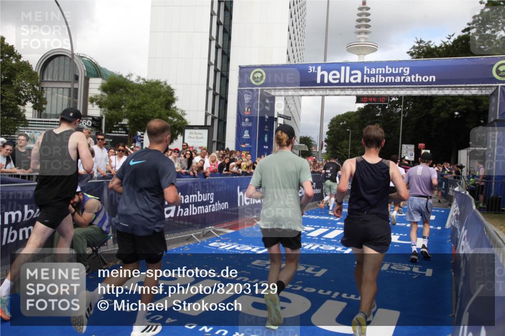 29.06.2025 - hella hamburg halbmarathon Michael Strokosch http://msf.ph/oto/8203129 29.06.2025 10:44:09 Ziel 1391, 1558, 2816, 3021, 6705, 9081, 9633, 10193, 10930, 11346, 13123, 16506, 16648, 16697, 17516, 17977, 18004 meine-sportfotos.de