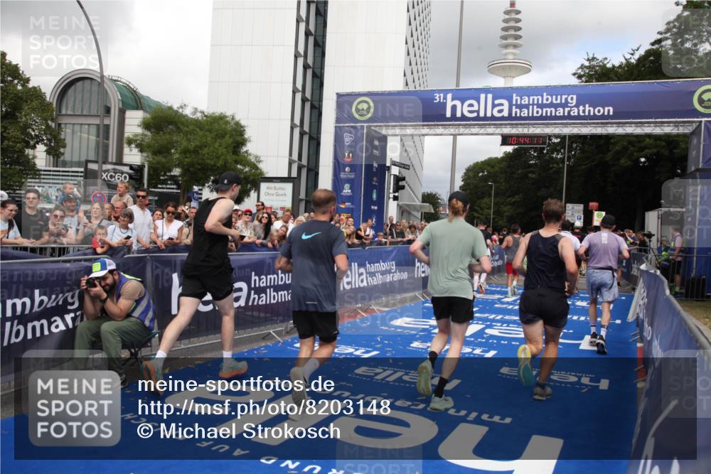 29.06.2025 - hella hamburg halbmarathon Michael Strokosch http://msf.ph/oto/8203148 29.06.2025 10:44:10 Ziel 1391, 1558, 2816, 3021, 5231, 6705, 9081, 9633, 10193, 10930, 11346, 13123, 16506, 16648, 16697, 17516, 17748, 17977, 18004 meine-sportfotos.de