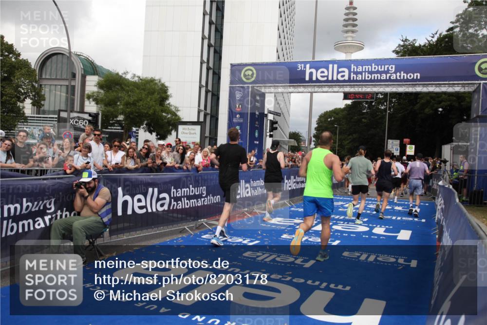 29.06.2025 - hella hamburg halbmarathon Michael Strokosch http://msf.ph/oto/8203178 29.06.2025 10:44:11 Ziel 1391, 1558, 2816, 3021, 4999, 5231, 6705, 9081, 9633, 10193, 10930, 11346, 13123, 16506, 16648, 16697, 17748, 17977, 18004 meine-sportfotos.de