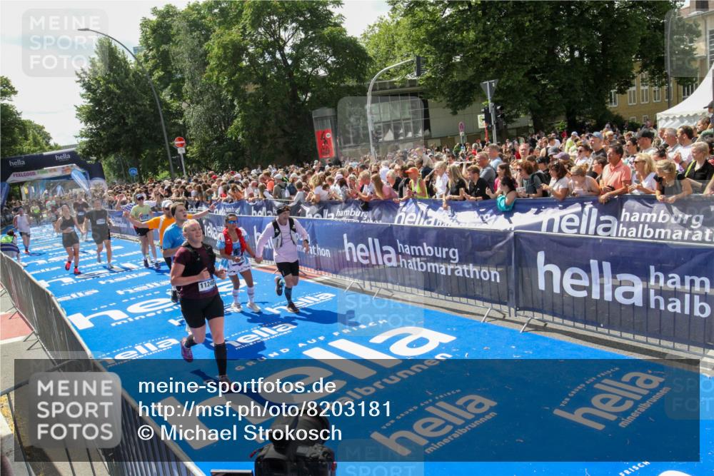 29.06.2025 - hella hamburg halbmarathon Michael Strokosch http://msf.ph/oto/8203181 29.06.2025 11:37:17 Ziel 6697, 8296, 10476, 11246, 12368, 12945, 12946, 15905, 17167, 17535, 17873, 18428 meine-sportfotos.de
