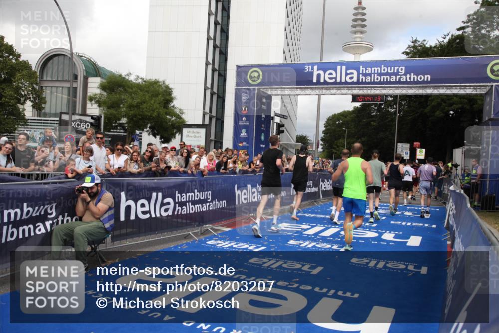 29.06.2025 - hella hamburg halbmarathon Michael Strokosch http://msf.ph/oto/8203207 29.06.2025 10:44:11 Ziel 1391, 1558, 2816, 3021, 4999, 5231, 6705, 9081, 9633, 10193, 10930, 11346, 13123, 16506, 16648, 16697, 17748, 17977, 18004 meine-sportfotos.de