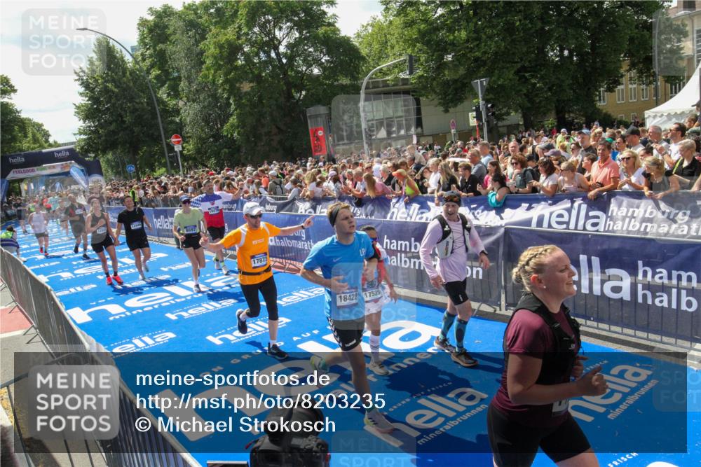 29.06.2025 - hella hamburg halbmarathon Michael Strokosch http://msf.ph/oto/8203235 29.06.2025 11:37:18 Ziel 1059, 6697, 7334, 8296, 9095, 10476, 11246, 12368, 12945, 12946, 15905, 17167, 17535, 17873, 18428 meine-sportfotos.de