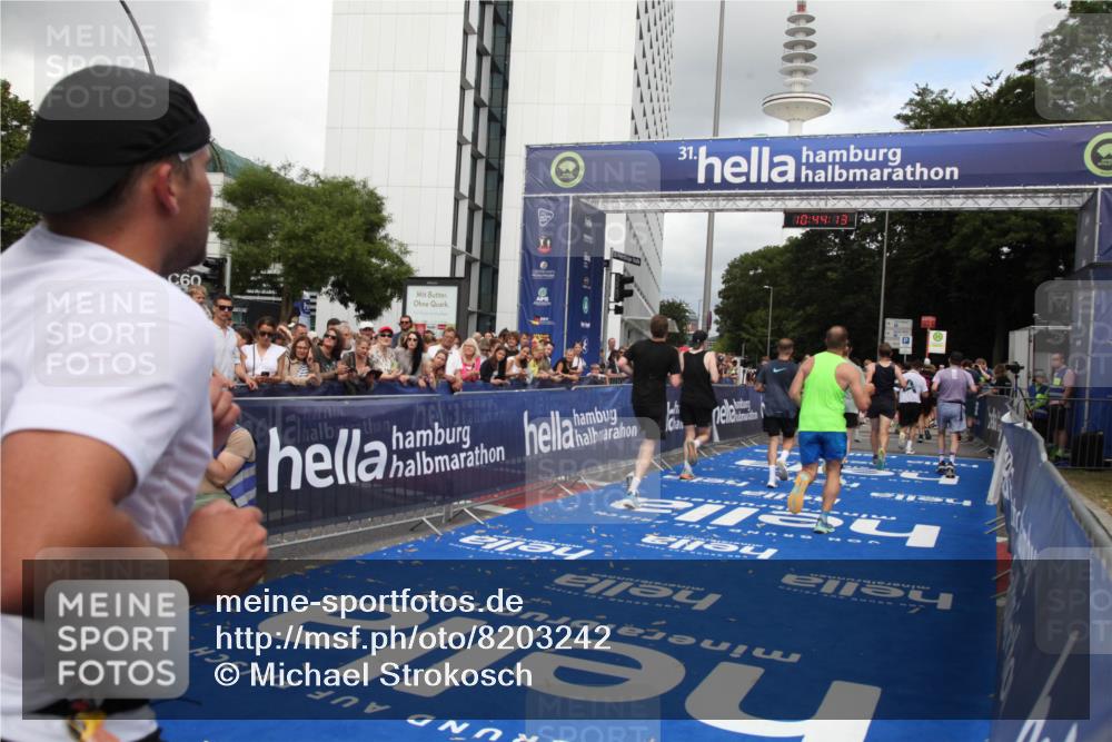 29.06.2025 - hella hamburg halbmarathon Michael Strokosch http://msf.ph/oto/8203242 29.06.2025 10:44:12 Ziel 1391, 2816, 3021, 4999, 5231, 9633, 10193, 10930, 11346, 13123, 14686, 15280, 16506, 16648, 16697, 17748, 17977, 18004 meine-sportfotos.de