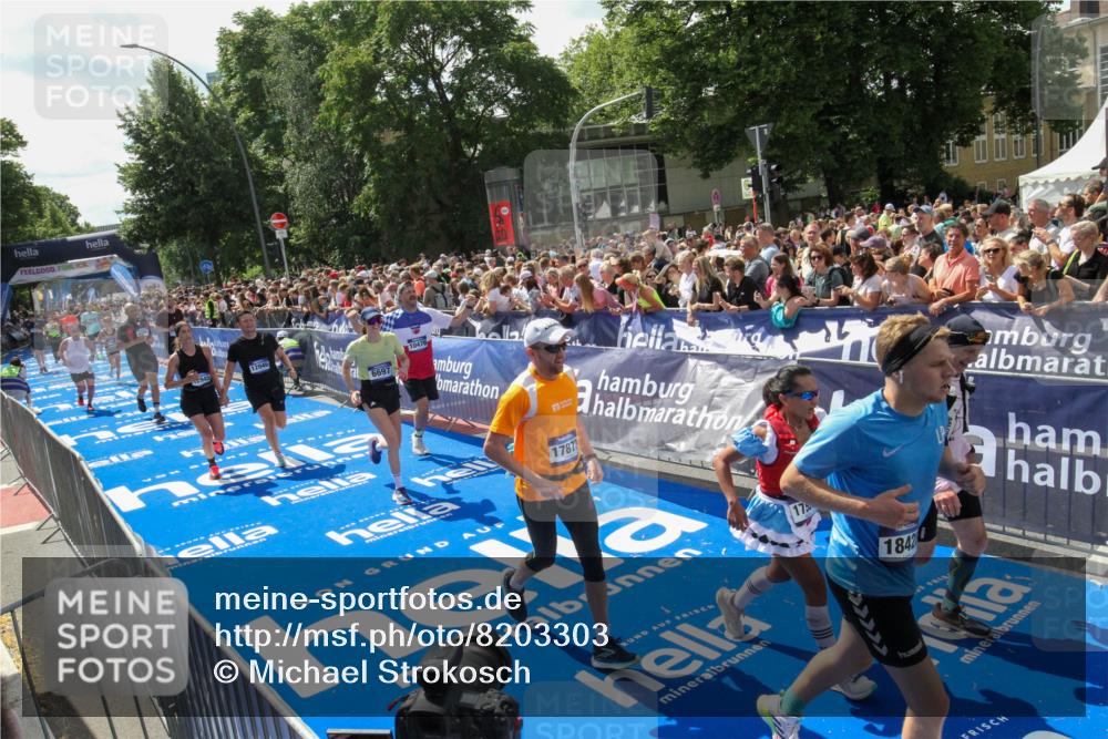 29.06.2025 - hella hamburg halbmarathon Michael Strokosch http://msf.ph/oto/8203303 29.06.2025 11:37:19 Ziel 1059, 6697, 7334, 8296, 9095, 10476, 12368, 12945, 12946, 15905, 17167, 17535, 17873, 18428 meine-sportfotos.de