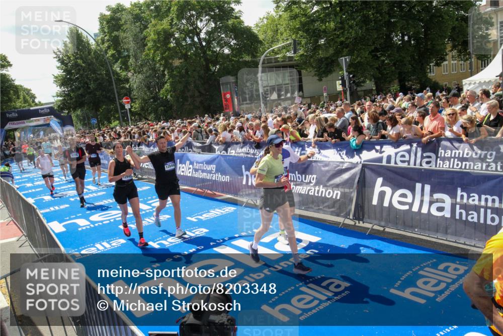 29.06.2025 - hella hamburg halbmarathon Michael Strokosch http://msf.ph/oto/8203348 29.06.2025 11:37:20 Ziel 1059, 6697, 7334, 8296, 9095, 10476, 12368, 12945, 12946, 15905, 17167, 17535, 17557, 17873 meine-sportfotos.de