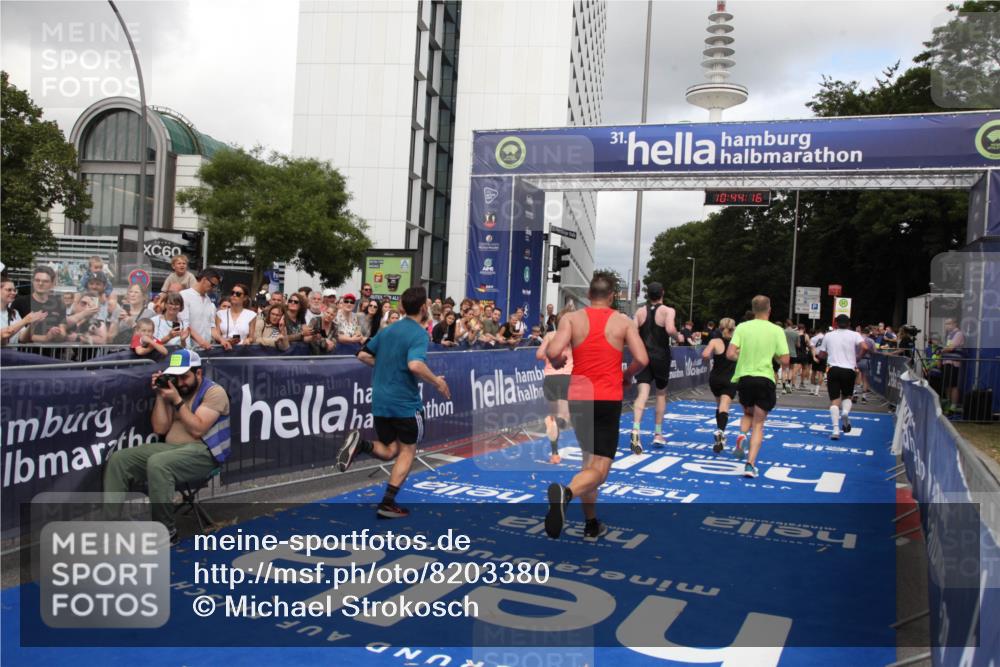 29.06.2025 - hella hamburg halbmarathon Michael Strokosch http://msf.ph/oto/8203380 29.06.2025 10:44:15 Ziel 1391, 3021, 4999, 5231, 5884, 7005, 9633, 10193, 10930, 12159, 14686, 14687, 15225, 15280, 16301, 16316, 16506, 16648, 17748, 18691 meine-sportfotos.de