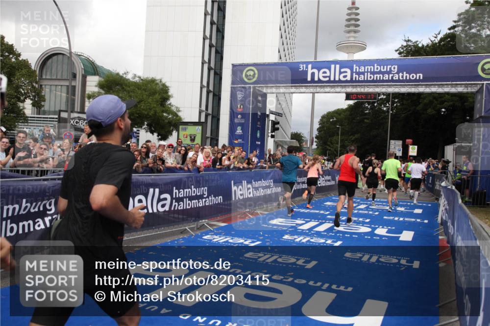 29.06.2025 - hella hamburg halbmarathon Michael Strokosch http://msf.ph/oto/8203415 29.06.2025 10:44:16 Ziel 1415, 3021, 4999, 5231, 5884, 7005, 8722, 9633, 10193, 10930, 12159, 14686, 14687, 15225, 15280, 16301, 16316, 16648, 17748, 18691 meine-sportfotos.de