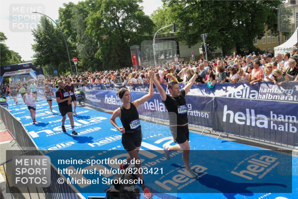 29.06.2025 - hella hamburg halbmarathon Michael Strokosch http://msf.ph/oto/8203421 29.06.2025 11:37:21 Ziel 1059, 6697, 7334, 8296, 9095, 10476, 12368, 12945, 12946, 15905, 17167, 17557 meine-sportfotos.de