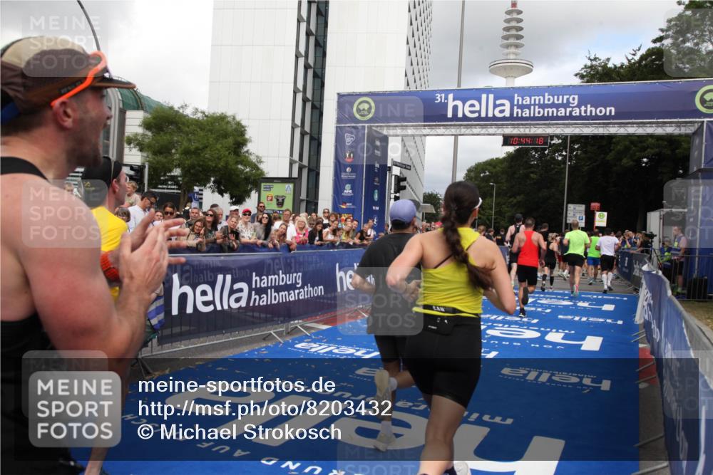 29.06.2025 - hella hamburg halbmarathon Michael Strokosch http://msf.ph/oto/8203432 29.06.2025 10:44:17 Ziel 1413, 1415, 4999, 5231, 5275, 5884, 7005, 8722, 9444, 9633, 10193, 10930, 12159, 14686, 14687, 15225, 15280, 16301, 16316, 16648, 16893, 17748, 18691 meine-sportfotos.de