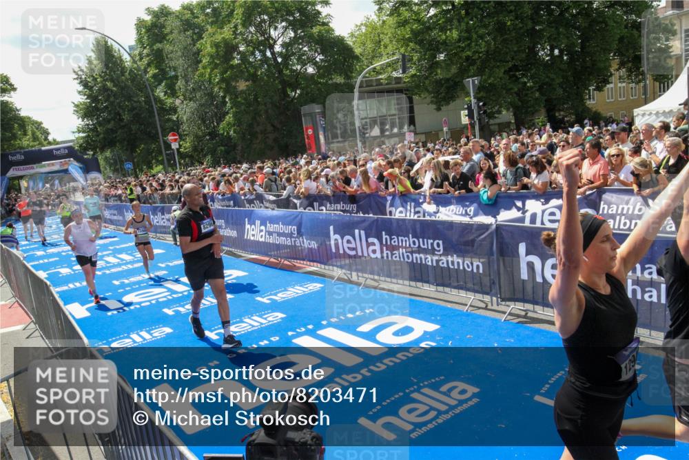 29.06.2025 - hella hamburg halbmarathon Michael Strokosch http://msf.ph/oto/8203471 29.06.2025 11:37:22 Ziel 1059, 7334, 8296, 9095, 12368, 12945, 12946, 15905, 17167, 17557 meine-sportfotos.de