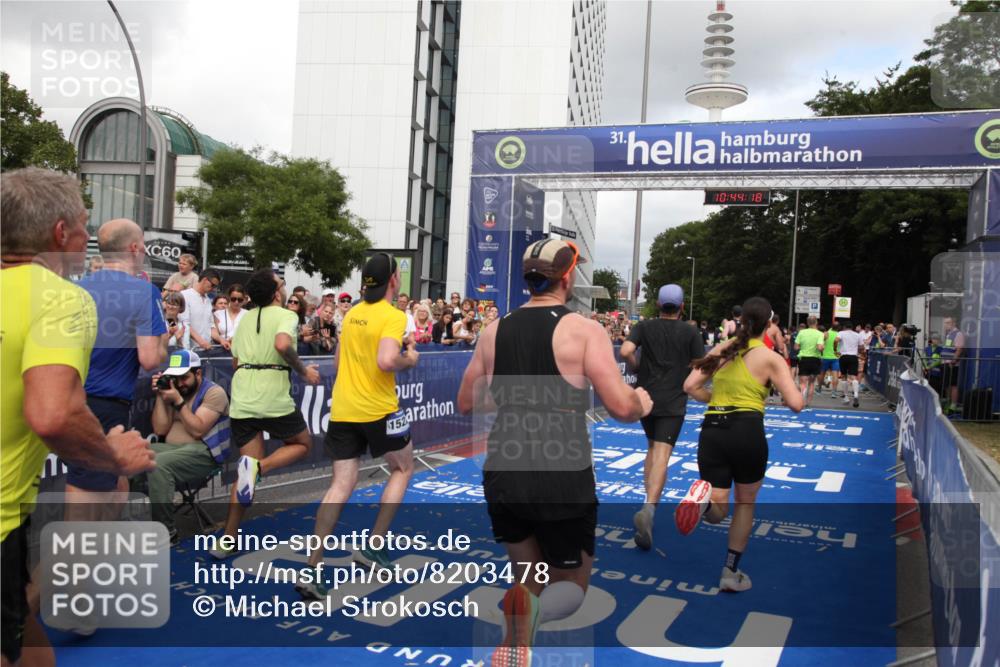 29.06.2025 - hella hamburg halbmarathon Michael Strokosch http://msf.ph/oto/8203478 29.06.2025 10:44:17 Ziel 1413, 1415, 4999, 5231, 5275, 5884, 7005, 8722, 9444, 9633, 10193, 10930, 12159, 14686, 14687, 15225, 15280, 16301, 16316, 16648, 16893, 17748, 18691 meine-sportfotos.de
