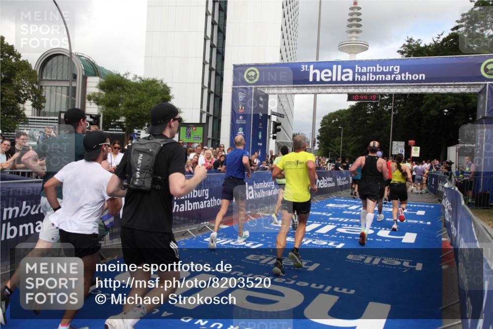 29.06.2025 - hella hamburg halbmarathon Michael Strokosch http://msf.ph/oto/8203520 29.06.2025 10:44:18 Ziel 1413, 1415, 4999, 5231, 5275, 5884, 7005, 8722, 9444, 9633, 10193, 10930, 12159, 14686, 14687, 15225, 15280, 16301, 16316, 16648, 16893, 17748, 18691 meine-sportfotos.de