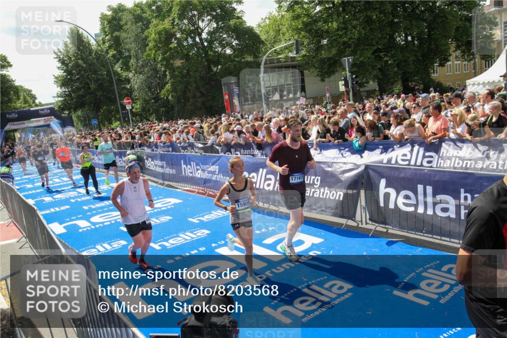 29.06.2025 - hella hamburg halbmarathon Michael Strokosch http://msf.ph/oto/8203568 29.06.2025 11:37:24 Ziel 1059, 4507, 4509, 7334, 8296, 9095, 12368, 14343, 15905, 17167, 17557 meine-sportfotos.de