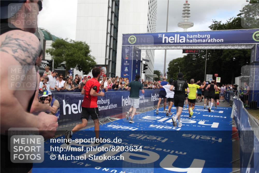 29.06.2025 - hella hamburg halbmarathon Michael Strokosch http://msf.ph/oto/8203634 29.06.2025 10:44:20 Ziel 1220, 1413, 1415, 4999, 5275, 5884, 7005, 8722, 9444, 12159, 12528, 14686, 14687, 15225, 15280, 16301, 16316, 16547, 16893, 18691 meine-sportfotos.de