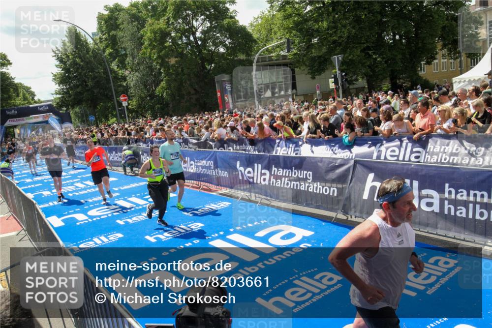 29.06.2025 - hella hamburg halbmarathon Michael Strokosch http://msf.ph/oto/8203661 29.06.2025 11:37:25 Ziel 1059, 4507, 4509, 7334, 9095, 9391, 12368, 14343, 15905, 17167, 17557 meine-sportfotos.de