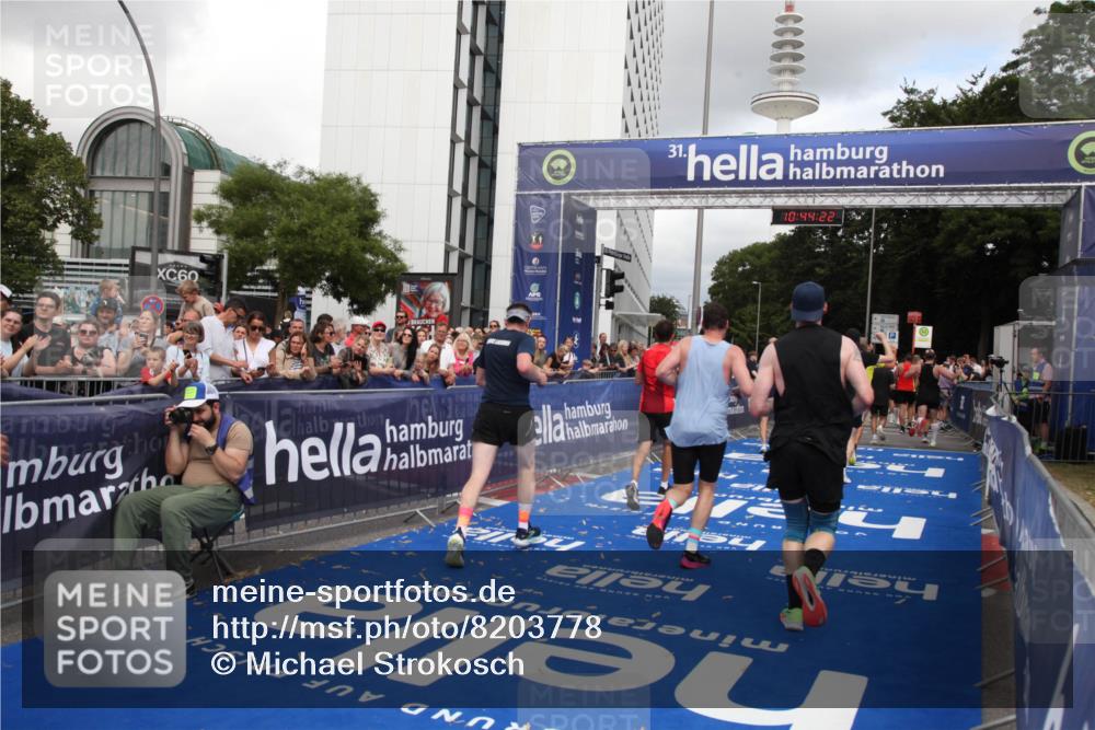 29.06.2025 - hella hamburg halbmarathon Michael Strokosch http://msf.ph/oto/8203778 29.06.2025 10:44:21 Ziel 1220, 1413, 1415, 5275, 5884, 7005, 8722, 9444, 12159, 12528, 14686, 14687, 15225, 15280, 16301, 16316, 16547, 16893, 18691 meine-sportfotos.de