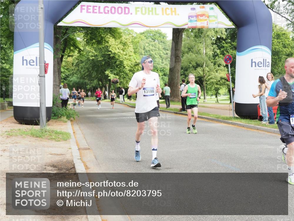 29.06.2025 - hella hamburg halbmarathon MichiJ http://msf.ph/oto/8203795 29.06.2025 10:22:01 Zwischen KM18-KM19 1707, 1990, 13199, 16425, 16619 meine-sportfotos.de