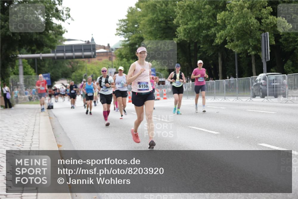 29.06.2025 - hella hamburg halbmarathon Jannik Wohlers http://msf.ph/oto/8203920 29.06.2025 10:25:47 Lombardsbrücke 3617, 4267, 4268, 4315, 6159, 8276, 8306, 8674, 11107, 11139, 12826, 12827, 14063, 14179, 14356, 14726, 17712, 19144 meine-sportfotos.de