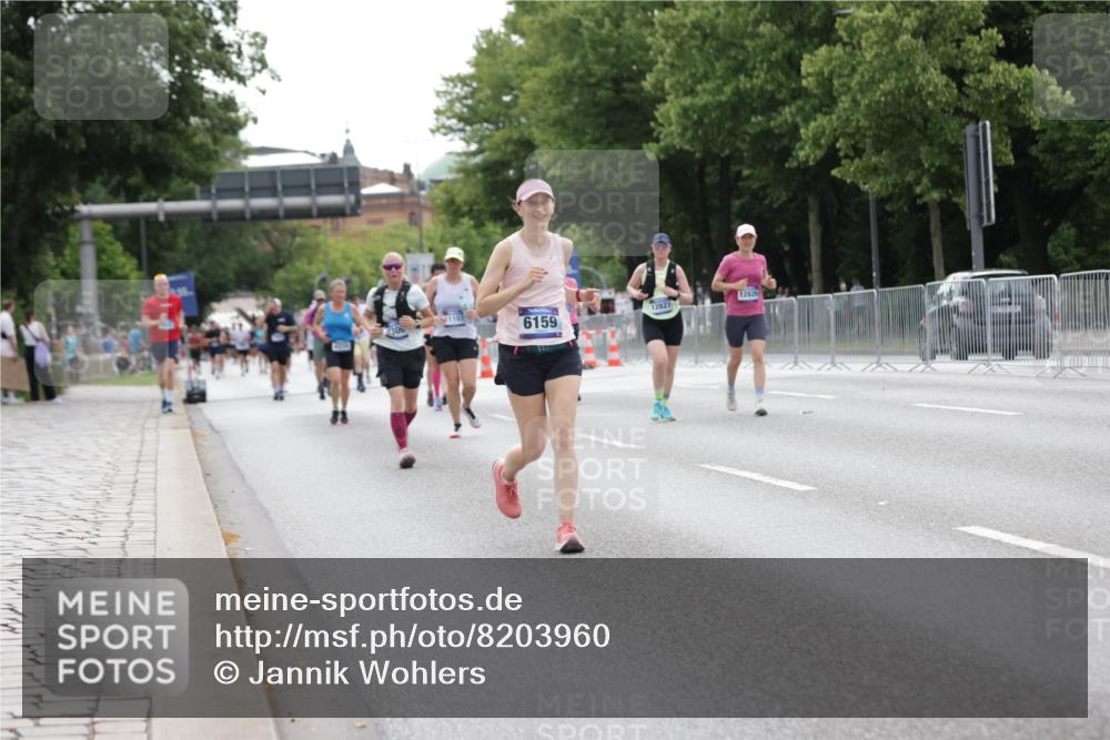 29.06.2025 - hella hamburg halbmarathon Jannik Wohlers http://msf.ph/oto/8203960 29.06.2025 10:25:47 Lombardsbrücke 3617, 4267, 4268, 4315, 6159, 8276, 8306, 8674, 11107, 11139, 12826, 12827, 14063, 14179, 14356, 14726, 17712, 19144 meine-sportfotos.de