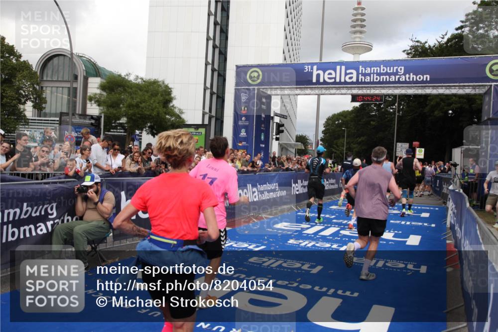 29.06.2025 - hella hamburg halbmarathon Michael Strokosch http://msf.ph/oto/8204054 29.06.2025 10:44:23 Ziel 1220, 1413, 1415, 1902, 5275, 5884, 7005, 7191, 8722, 9444, 12528, 16301, 16316, 16547, 16893 meine-sportfotos.de