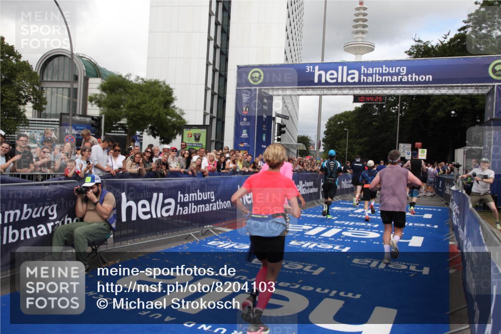 29.06.2025 - hella hamburg halbmarathon Michael Strokosch http://msf.ph/oto/8204103 29.06.2025 10:44:24 Ziel 1220, 1413, 1415, 1902, 5275, 5884, 7191, 8722, 9444, 12528, 16316, 16547, 16803, 16893 meine-sportfotos.de