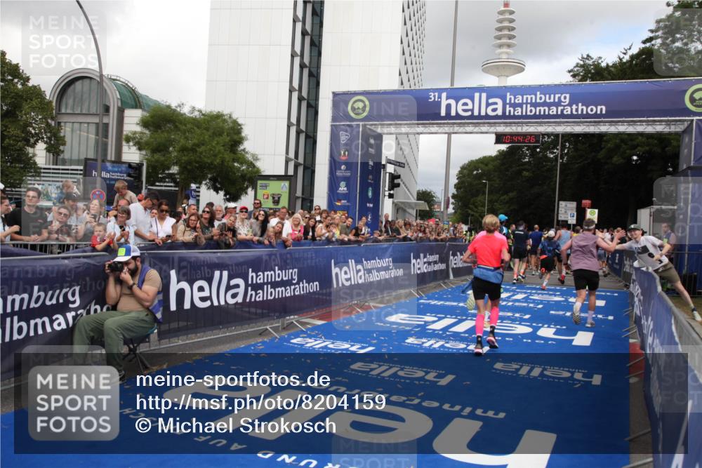29.06.2025 - hella hamburg halbmarathon Michael Strokosch http://msf.ph/oto/8204159 29.06.2025 10:44:24 Ziel 1220, 1413, 1415, 1902, 5275, 5884, 7191, 8722, 9444, 12528, 16316, 16547, 16803, 16893 meine-sportfotos.de