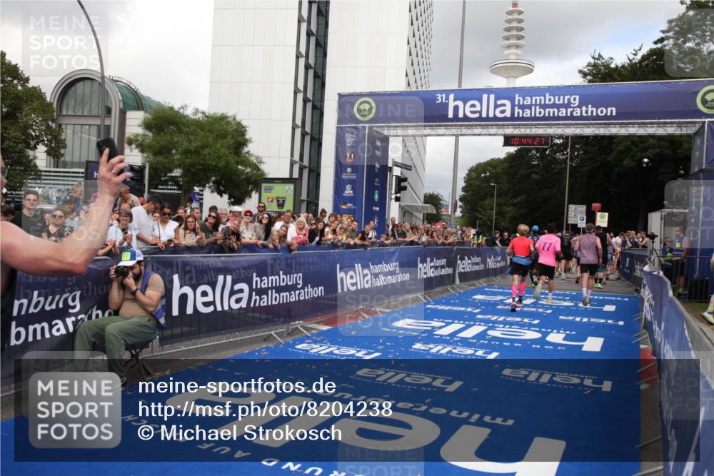 29.06.2025 - hella hamburg halbmarathon Michael Strokosch http://msf.ph/oto/8204238 29.06.2025 10:44:26 Ziel 1220, 1413, 1902, 4310, 4691, 5275, 7191, 9444, 12327, 12528, 16547, 16803, 16893, 18806 meine-sportfotos.de