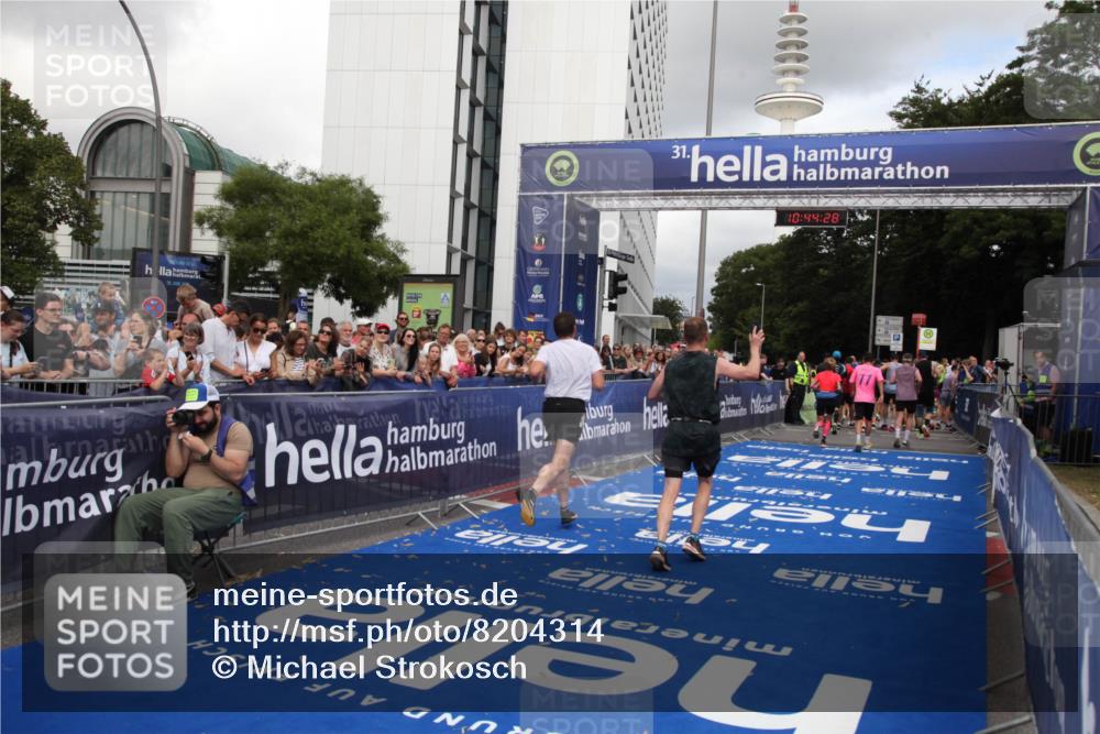 29.06.2025 - hella hamburg halbmarathon Michael Strokosch http://msf.ph/oto/8204314 29.06.2025 10:44:27 Ziel 1057, 1220, 1902, 4310, 4691, 7191, 12327, 12528, 16547, 16803, 18806 meine-sportfotos.de