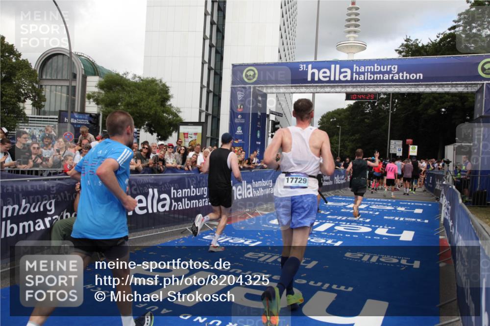29.06.2025 - hella hamburg halbmarathon Michael Strokosch http://msf.ph/oto/8204325 29.06.2025 10:44:28 Ziel 1057, 1220, 1902, 4310, 4691, 7191, 12327, 12528, 14667, 16547, 16803, 17729, 18806 meine-sportfotos.de