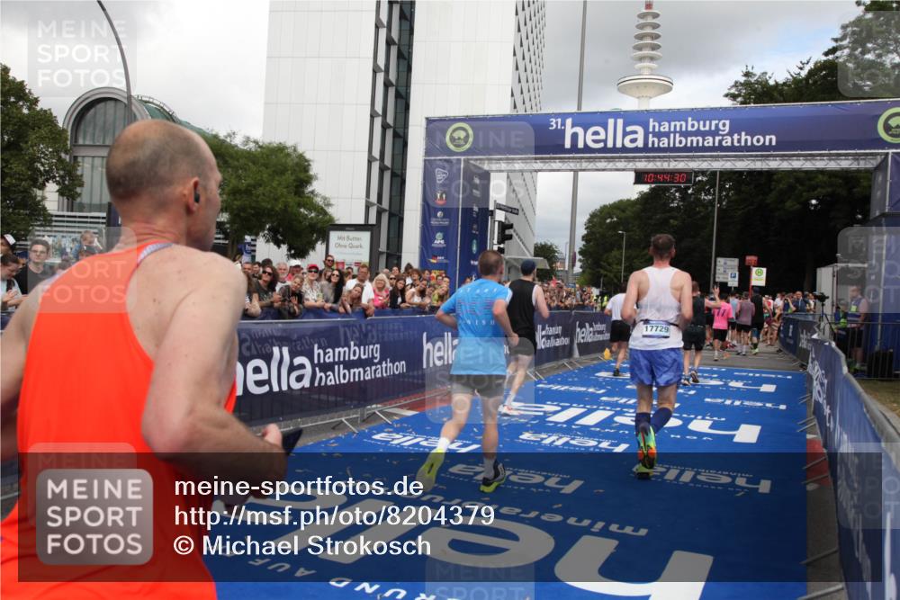 29.06.2025 - hella hamburg halbmarathon Michael Strokosch http://msf.ph/oto/8204379 29.06.2025 10:44:29 Ziel 1057, 1902, 4310, 4691, 7191, 8928, 12327, 12554, 14667, 16803, 17729, 18806 meine-sportfotos.de