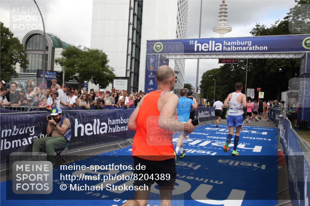 29.06.2025 - hella hamburg halbmarathon Michael Strokosch http://msf.ph/oto/8204389 29.06.2025 10:44:29 Ziel 1057, 1902, 4310, 4691, 7191, 8928, 12327, 12554, 14667, 16803, 17729, 18806 meine-sportfotos.de