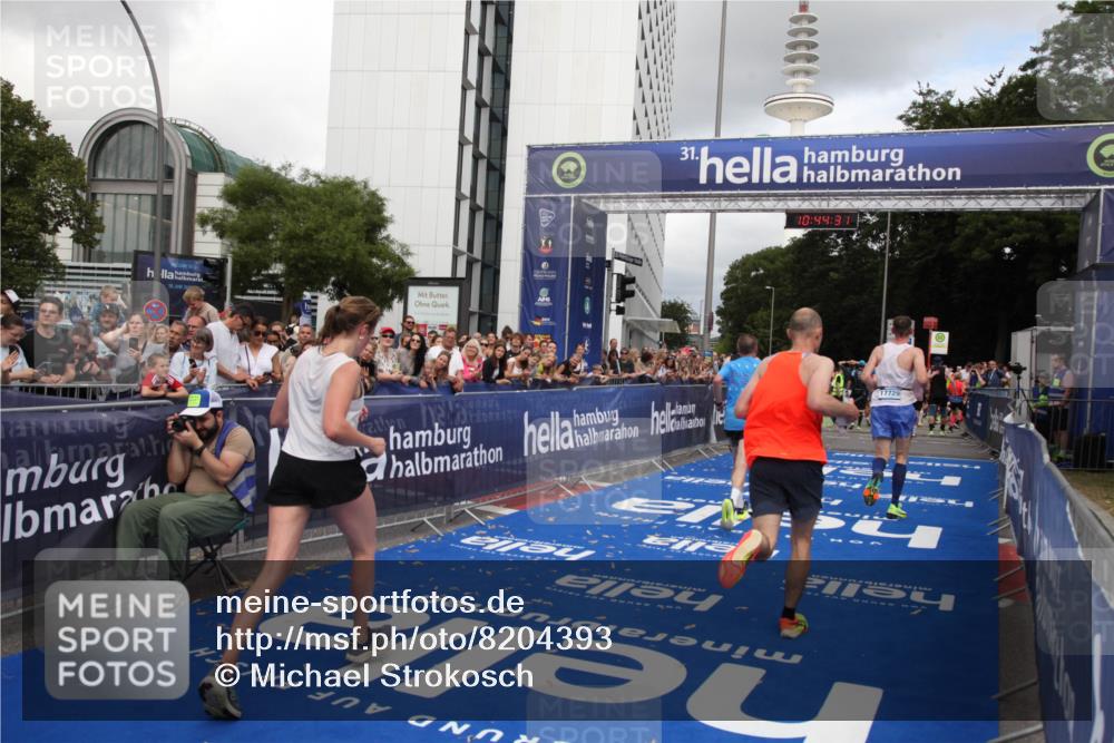 29.06.2025 - hella hamburg halbmarathon Michael Strokosch http://msf.ph/oto/8204393 29.06.2025 10:44:30 Ziel 1057, 1902, 4310, 4691, 7191, 8928, 12327, 12554, 14464, 14667, 16803, 17729, 18806 meine-sportfotos.de