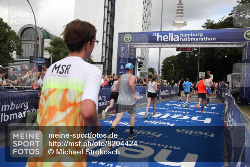 29.06.2025 - hella hamburg halbmarathon Michael Strokosch http://msf.ph/oto/8204424 29.06.2025 10:44:32 Ziel 1057, 4310, 4691, 7322, 8928, 12327, 12554, 14464, 14667, 16803, 17097, 17729, 18765, 18806 meine-sportfotos.de