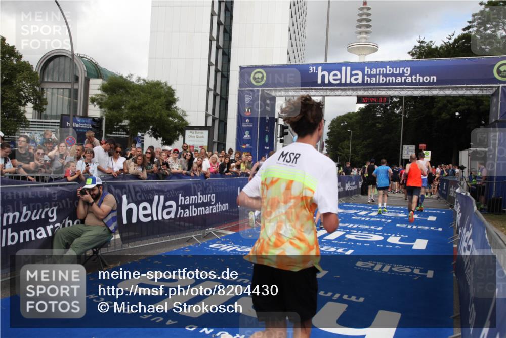 29.06.2025 - hella hamburg halbmarathon Michael Strokosch http://msf.ph/oto/8204430 29.06.2025 10:44:32 Ziel 1057, 4310, 4691, 7322, 8928, 12327, 12554, 14464, 14667, 16803, 17097, 17729, 18765, 18806 meine-sportfotos.de