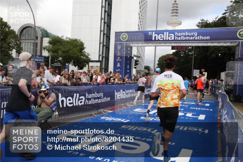 29.06.2025 - hella hamburg halbmarathon Michael Strokosch http://msf.ph/oto/8204435 29.06.2025 10:44:32 Ziel 1057, 4310, 4691, 7322, 8928, 12327, 12554, 14464, 14667, 16803, 17097, 17729, 18765, 18806 meine-sportfotos.de