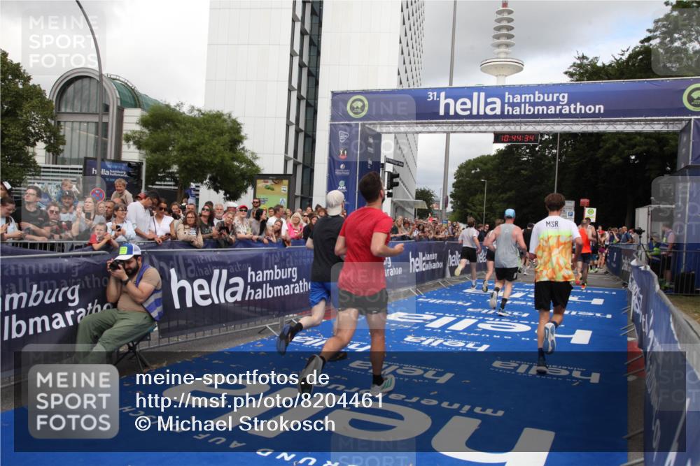 29.06.2025 - hella hamburg halbmarathon Michael Strokosch http://msf.ph/oto/8204461 29.06.2025 10:44:33 Ziel 1057, 3305, 4310, 4691, 7322, 8928, 12327, 12554, 14464, 14667, 15862, 16803, 17097, 17729, 18765, 18806 meine-sportfotos.de