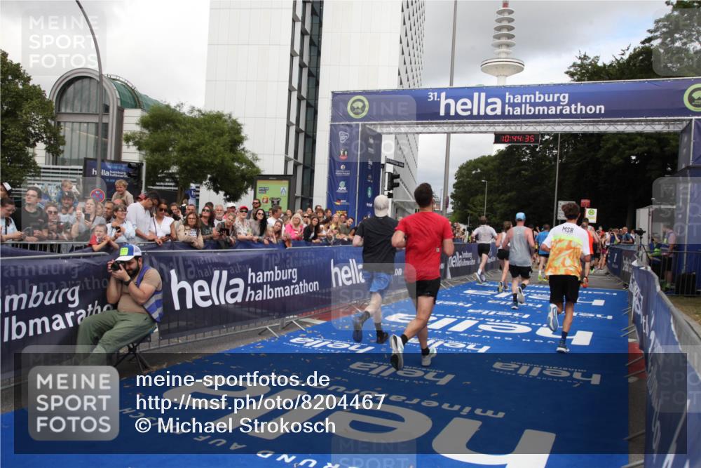 29.06.2025 - hella hamburg halbmarathon Michael Strokosch http://msf.ph/oto/8204467 29.06.2025 10:44:33 Ziel 1057, 3305, 4310, 4691, 7322, 8928, 12327, 12554, 14464, 14667, 15862, 16803, 17097, 17729, 18765, 18806 meine-sportfotos.de