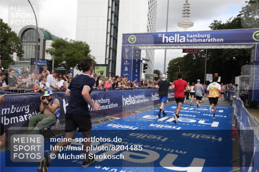 29.06.2025 - hella hamburg halbmarathon Michael Strokosch http://msf.ph/oto/8204485 29.06.2025 10:44:34 Ziel 1057, 1468, 3305, 4310, 4691, 7322, 7710, 8928, 12327, 12554, 14464, 14667, 15862, 17097, 17729, 18765, 18806 meine-sportfotos.de