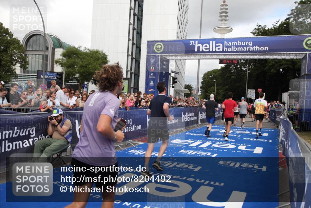 29.06.2025 - hella hamburg halbmarathon Michael Strokosch http://msf.ph/oto/8204492 29.06.2025 10:44:35 Ziel 1057, 1468, 2365, 2402, 3305, 4310, 4691, 5476, 6495, 7322, 7710, 8928, 12327, 12554, 14464, 14667, 15862, 17097, 17729, 18539, 18765 meine-sportfotos.de