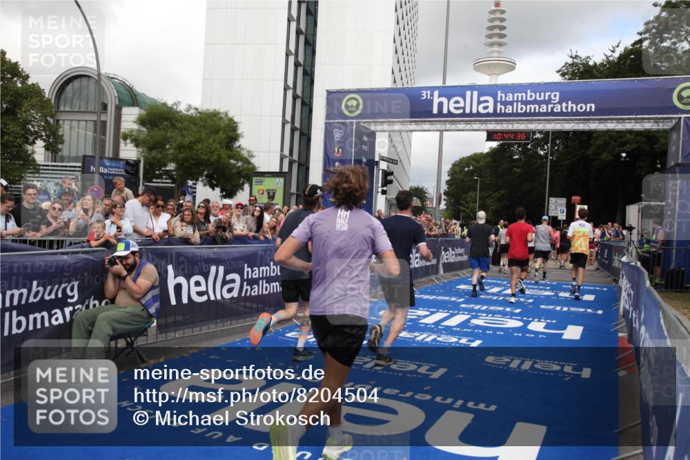 29.06.2025 - hella hamburg halbmarathon Michael Strokosch http://msf.ph/oto/8204504 29.06.2025 10:44:35 Ziel 1057, 1468, 2365, 2402, 3305, 4310, 4691, 5476, 6495, 7322, 7710, 8928, 12327, 12554, 14464, 14667, 15862, 17097, 17729, 18539, 18765 meine-sportfotos.de