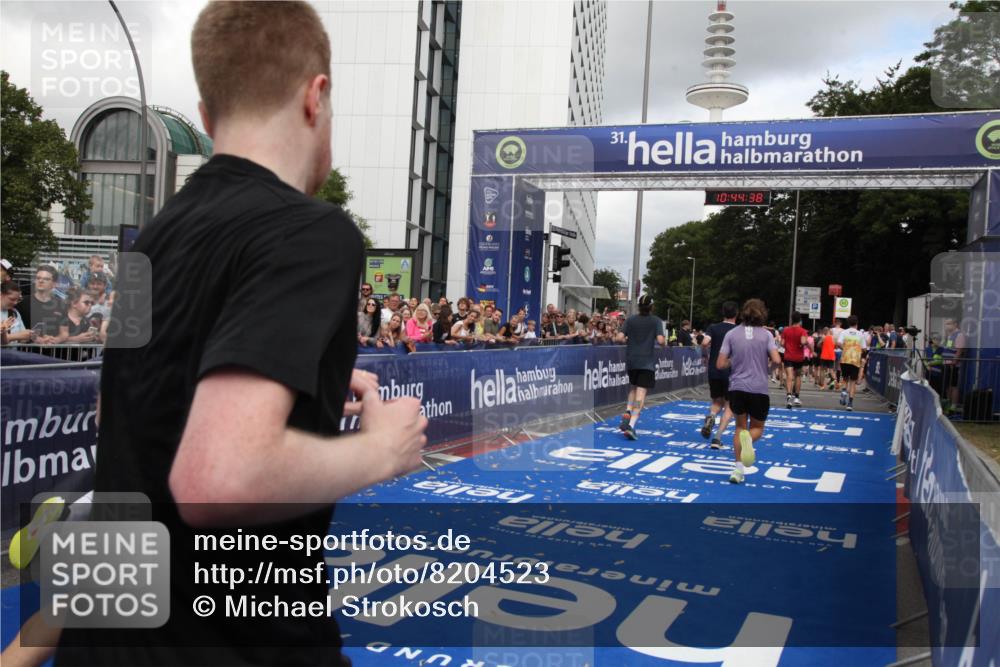 29.06.2025 - hella hamburg halbmarathon Michael Strokosch http://msf.ph/oto/8204523 29.06.2025 10:44:36 Ziel 1057, 1468, 2365, 2402, 3305, 5476, 6495, 7322, 7710, 8928, 12554, 12711, 14351, 14464, 14667, 14798, 15862, 17097, 17729, 18539, 18765 meine-sportfotos.de