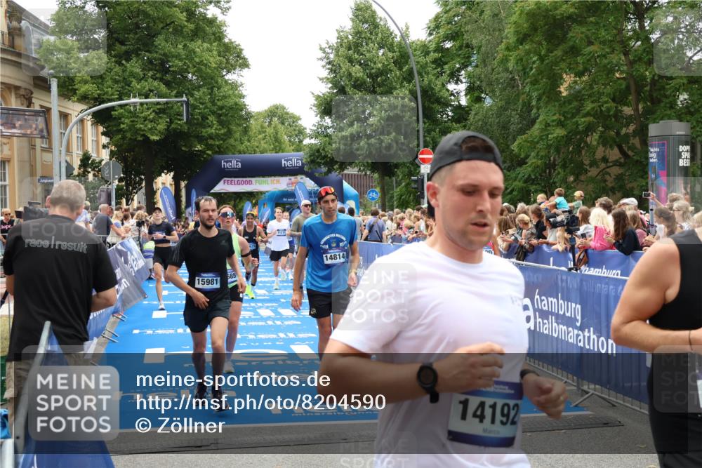 29.06.2025 - hella hamburg halbmarathon Zöllner http://msf.ph/oto/8204590 29.06.2025 10:48:19 Ziel 7599, 8916, 9770, 11211, 11467, 12685, 14797, 14814, 15590, 15629, 15735, 15981, 18963, 19127 meine-sportfotos.de