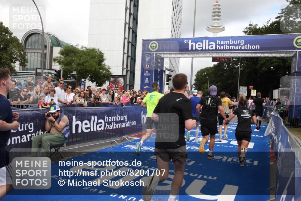 29.06.2025 - hella hamburg halbmarathon Michael Strokosch http://msf.ph/oto/8204707 29.06.2025 10:44:40 Ziel 1468, 1782, 2365, 2402, 3305, 4991, 5476, 6490, 6495, 7322, 7710, 10669, 12711, 14351, 14798, 14816, 15862, 16224, 17097, 18107, 18464, 18539, 18560, 18765, 18868, 19206 meine-sportfotos.de